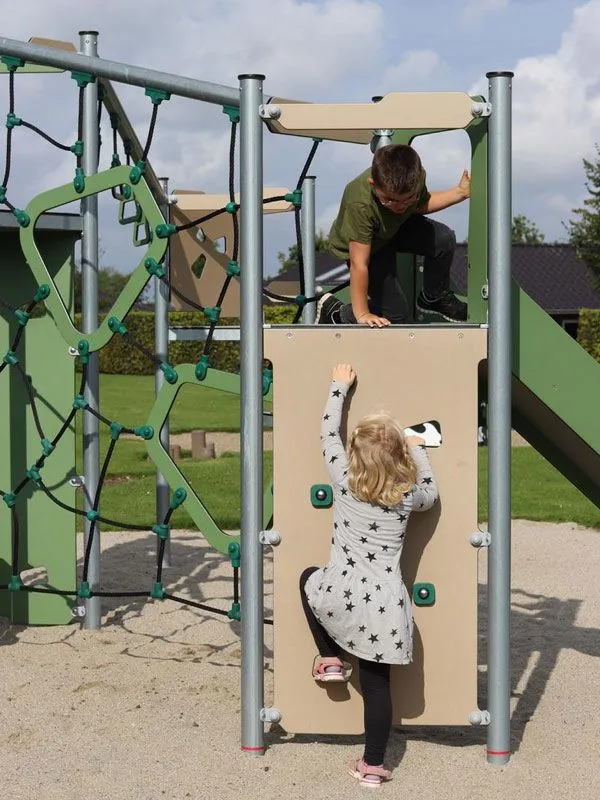 Spielanlage Boris mit Kindern auf dem Spielplatz Spielanlage Boris mit Kindern auf dem Spielplatz